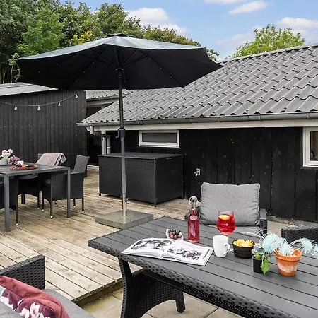 3 Bedroom Awesome In Bjert Сasa de vacaciones Binderup Strand