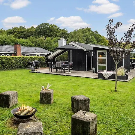 Сasa de vacaciones 3 Bedroom Awesome In Bjert Binderup Strand