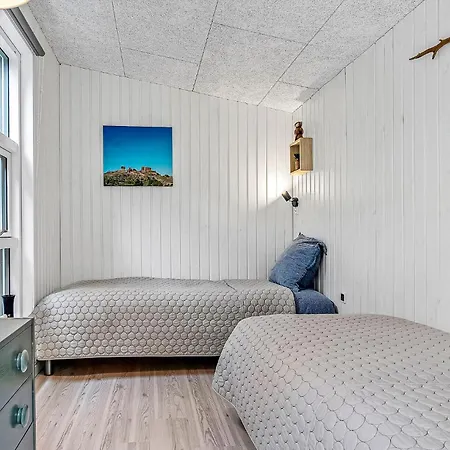 3 Bedroom Awesome In Bjert 別荘